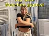 Vor dem Duschen Gepisst
