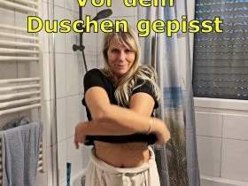 Vor dem Duschen Gepisst