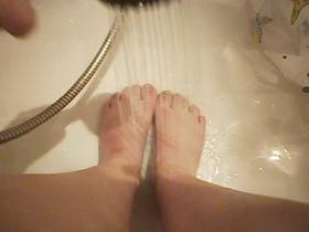 Füße unter der Dusche
