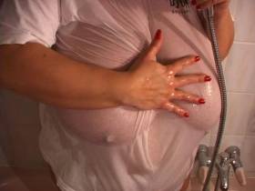 Vorschaubild vom Privatporno mit dem Titel "Weißes Wet-Shirt" von Traumbusen