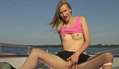 Auf dem Boot besorge ich es meine kleinen Pussy