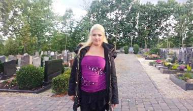 Unheilig- ich pisse vor eine Kirche! 