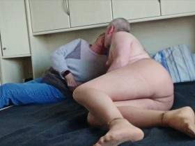 Geile Oma in Strumpfhose für mich als Nylonjunge 1