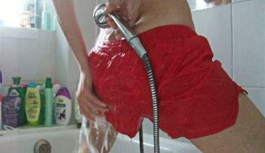 Rot Turnhose unter der Dusche 