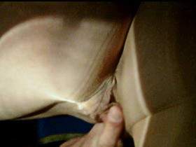 Vorschaubild vom Privatporno mit dem Titel "Am Glory Hole tief mein offene Ehefotze abgefingert" von KissiKissi