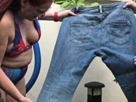 wir teilen uns eine Jeans zum pinkeln