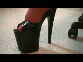 Vorschaubild vom Privatporno mit dem Titel "ABSATZLECKER Du wirst mir meine High Heels sauberlecken" von Junge-Herrin