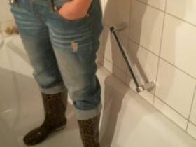 Pee and poop in jeans and rubber boots, rumsschmieren, einsauen, rinse - USER REQUEST