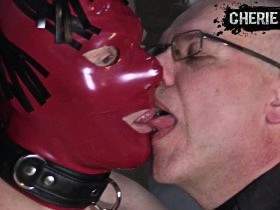 Vorschaubild vom Privatporno mit dem Titel "Perverse Sklavenküsse! Wenn ich will, sind sie GAY!" von CherieNoir