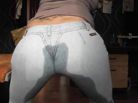 Vorschaubild vom Privatporno mit dem Titel "Schön geil in die Jeans gepisst..;)" von nylon_schlampe
