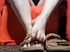 Spritz auf meine Füße in den Leopardenschlappen