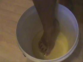 Vorschaubild vom Privatporno mit dem Titel "In den eimer gepisst" von nylon_schlampe