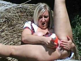 Vorschaubild vom Privatporno mit dem Titel "Geiler Orgasmus auf Heuballen und NS Squirt" von AssAngel22