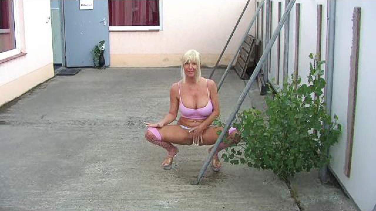 jill-summer - pissing in front of the door