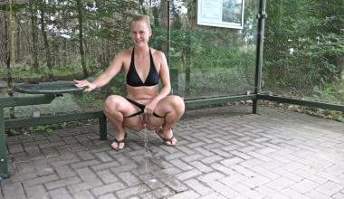 PUBLIC PISS an der Bushaltestelle!!!