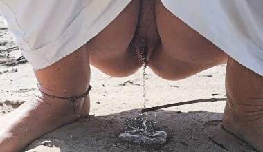PUPLIK OUTDOOR in den Strand gepisst