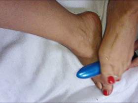 Play with the feet on vibrator