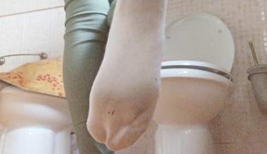 schmutzige weiße Socken und PEE