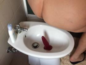 Dildo und Scheiße in meinem dicken Hintern