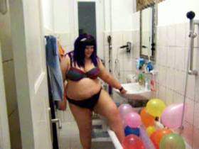Bathing in balloons