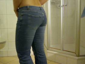 Vorschaubild vom Privatporno mit dem Titel "Nylonjeanspiss" von EvilBitch