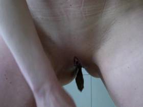 Vorschaubild vom Privatporno mit dem Titel "Auch Gummistiefel kann man Vollpissen und vollscheissen!" von EvilBitch