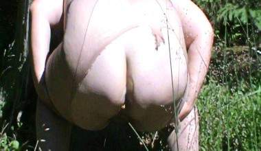 geiler Schiss in Strumpfhose im Wald