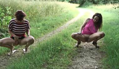 Zwei Girls beim Pissen