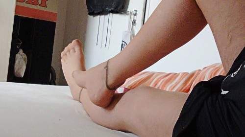 Nylonjunge im Nachthemd und Strumpfhose