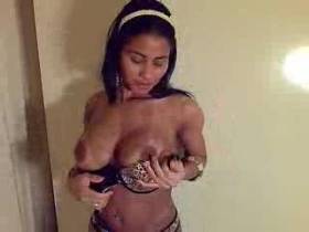 Vorschaubild vom Privatporno mit dem Titel "Erst gestrippt,dann gepinkelt" von india-amazonas