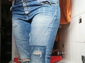 NACKT in die JEANS GEKACKT und GEPISST