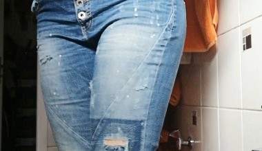 NACKT in die JEANS GEKACKT und GEPISST