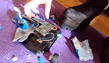 Macchinina della Polizia piena di merda - Der Polizeiauto voller Scheiße