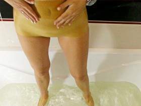 In der Badewanne mit Gymnastikschuhen in transparentem Latex