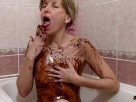 Chocolate sauce - Wetandmessygirls