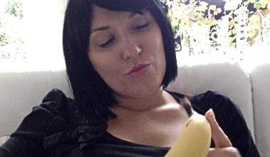 Auf vielfachen Wunsch verschlinge ich ganz genüsslich eine Banane! Lecker!