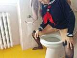 Ich habe die Kamera im College-Badezimmer versteckt