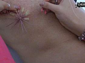 Vorschaubild vom Privatporno mit dem Titel "Nippleplay EXTREME! 20 Nadeln in den Brustwarzen!" von CherieNoir
