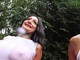 OUTDOOR CREAMPIE-GANGBANG | Sexy Titten-Barbie blank abgefickt