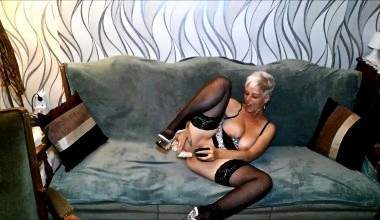 Allein zuhause und Fickgeil! Jetzt werden beide Löcher gestopft