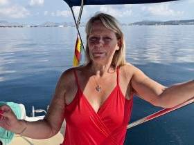 A boat trip is more fun naked