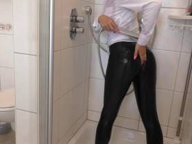 Vorschaubild vom Privatporno mit dem Titel "Geduscht mit steghose" von nylon_schlampe