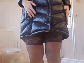 Vorschaubild vom Privatporno mit dem Titel "Den Daunenmantel mal angepisst!" von EvilBitch