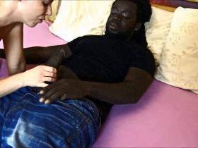 Black Man mit Riesenschwanz fickt Krankenschwester hart ab!