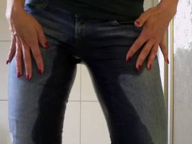 Vorschaubild vom Privatporno mit dem Titel "Es ist mal wieder Zeit für einen Jeanspiss" von EvilBitch