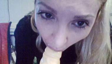 Magen growlin mit Dildo in meinem Hals