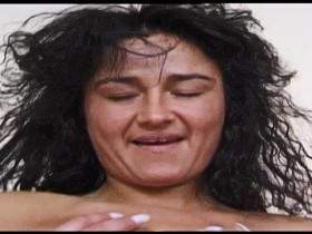 Honry Slut hat ihren Körperpelz beim Ma**ur****en dabei