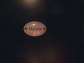 Urinal-Rosella auf dem HerrenWc in der Kneipe