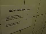 Urinal-Rosella auf dem HerrenWc in der Kneipe