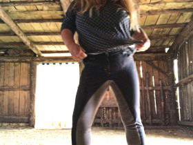 Vorschaubild vom Privatporno mit dem Titel "Reiterlicher Natursekt im Stall" von Deine-Chefin